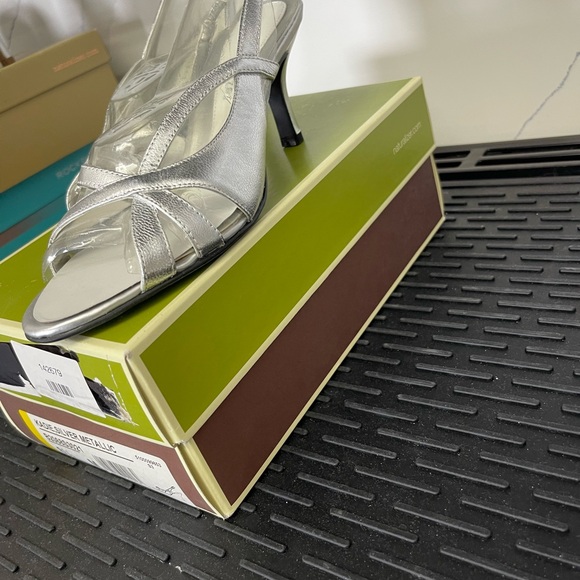 NATURALIZER Silver Metallic Comfort Summer Heels Sz 6.5 Dressy Kadie Prissy - Picture 6 of 14